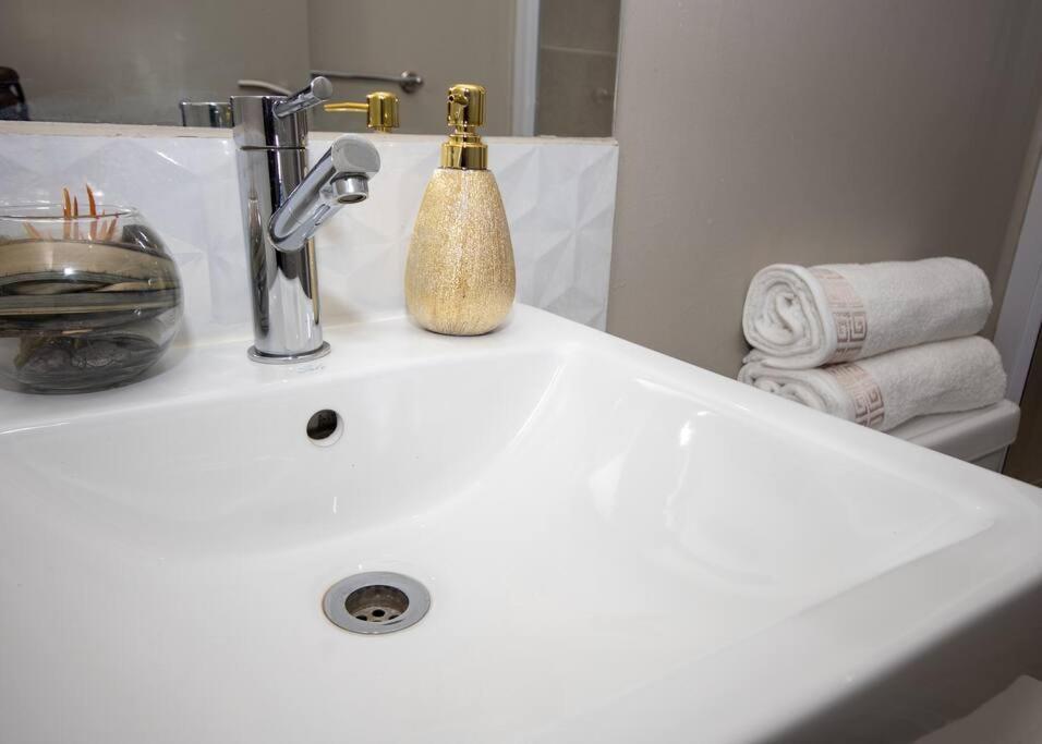 Luxury, Location, & Convenience. Apartment โจฮันเนสเบิร์ก ภายนอก รูปภาพ