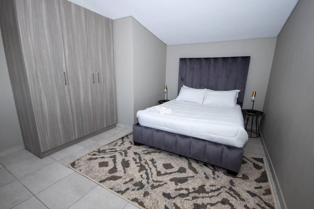 Luxury, Location, & Convenience. Apartment โจฮันเนสเบิร์ก ภายนอก รูปภาพ
